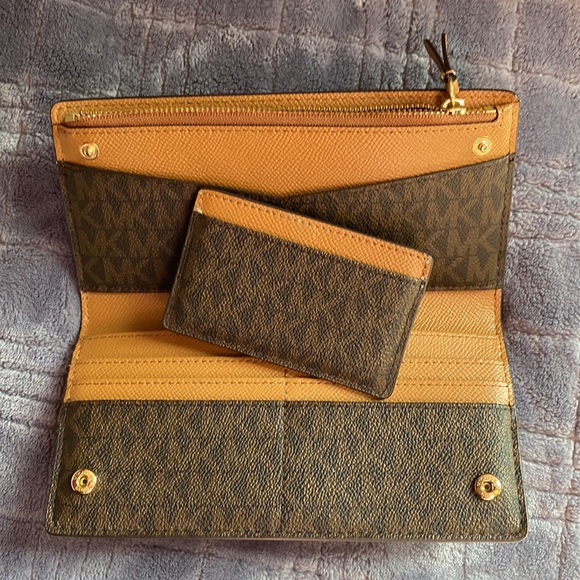 Michael Kors wallet with small removable card case - Picture 5 of 8